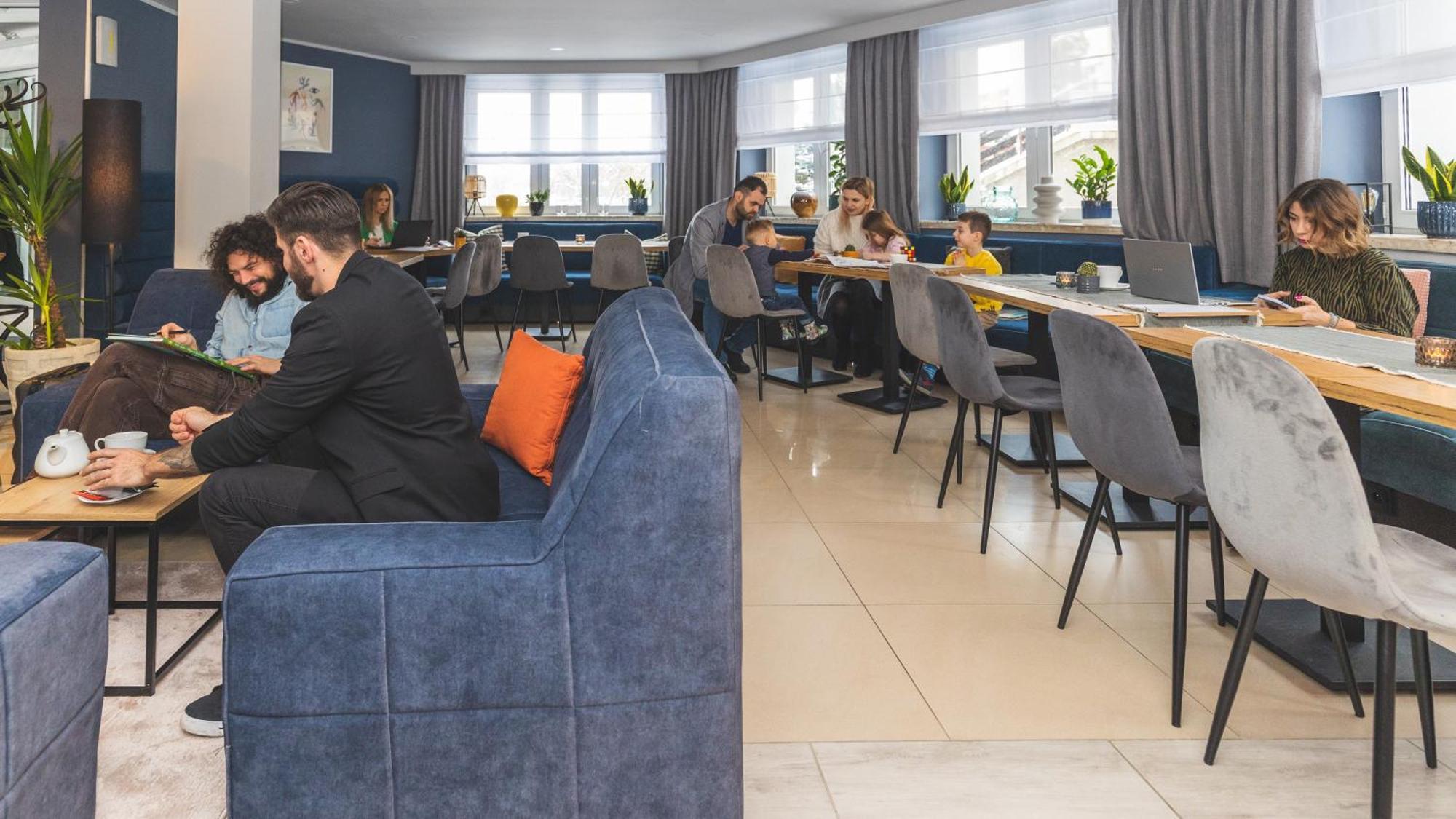 Hotel Akwawit Лешно Экстерьер фото