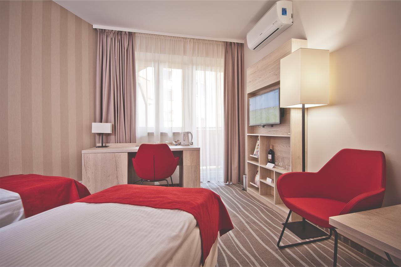 Hotel Akwawit Лешно Экстерьер фото