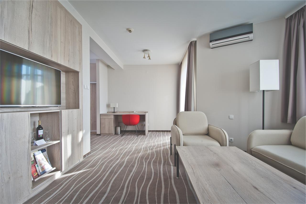 Hotel Akwawit Лешно Экстерьер фото