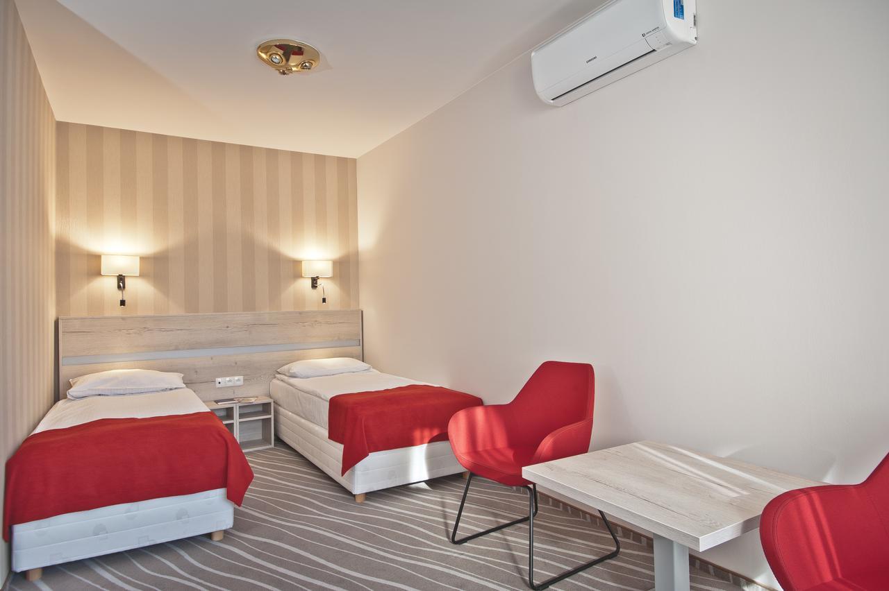 Hotel Akwawit Лешно Экстерьер фото